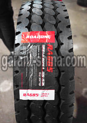 Roadone RA685 (универсальная) 13 R22.5 156/153K 20PR - Фото протектора с этикеткой вблизи